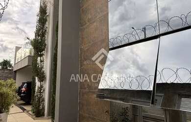 Imagem: A casa possui 3 Dormitórios, 1 Banheiro, 2 Vagas na garagem