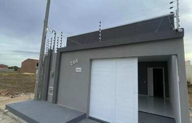 Imagem: A casa possui 3 Dormitórios, 2 Banheiros, 2 Vagas na garagem