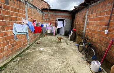 Imagem: A casa possui 2 Dormitórios e 1 Banheiro e está localizado