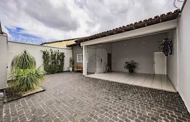 Imagem: A casa possui 3 Dormitórios, 1 Banheiro, 3 Vagas na garagem