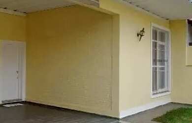 Imagem: A casa possui 3 Dormitórios, 2 Banheiros, 3 Vagas na garagem