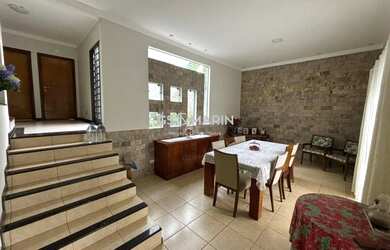 Imagem: A casa possui 4 Dormitórios, 5 Banheiros, 2 Vagas na garagem