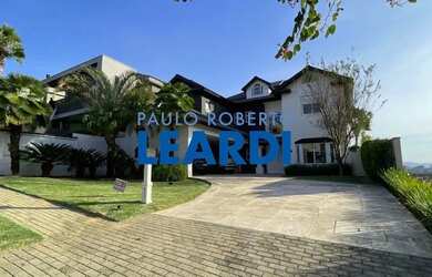 Imagem: A casa em condomínio possui 5 Dormitórios, 5 Banheiros, 5