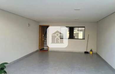 Imagem: A casa possui 2 Dormitórios, 3 Banheiros, 2 Vagas na garagem