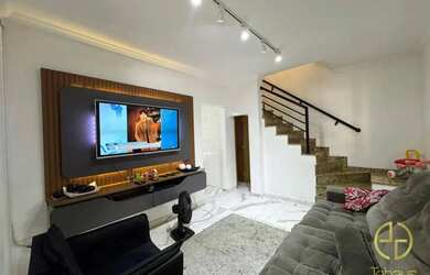 Imagem: A casa possui 3 Dormitórios, 4 Banheiros, 2 Vagas na garagem