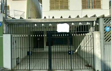 Imagem: A casa possui 2 Dormitórios, 2 Banheiros, 2 Vagas na garagem