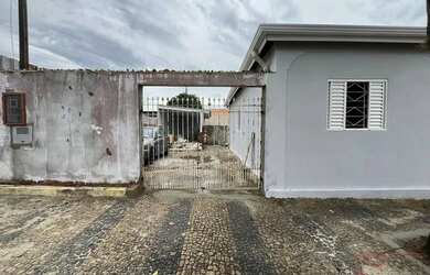 Imagem: A casa possui 3 Dormitórios, 1 Banheiro, 4 Vagas na garagem