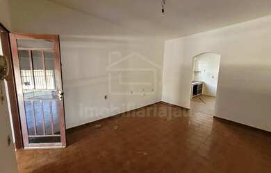 Imagem: A casa possui 2 Dormitórios, 1 Banheiro, 2 Vagas na garagem