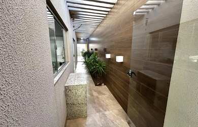 Imagem: A casa possui 4 Dormitórios, 3 Banheiros, 3 Vagas na garagem