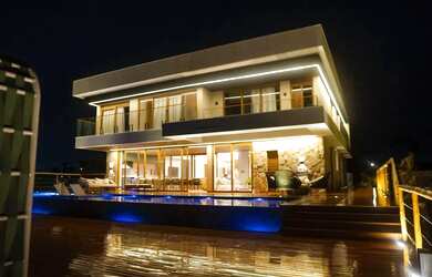 Imagem: A casa em condomínio possui 5 Dormitórios, 3 Banheiros, 5