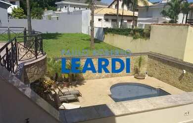 Imagem: A casa em condomínio possui 4 Dormitórios, 5 Banheiros, 4