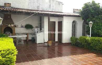 Imagem: A casa possui 3 Dormitórios, 4 Banheiros, 2 Vagas na garagem