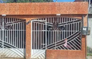 Imagem: A casa possui 2 Dormitórios, 1 Banheiro, 1 Vaga na garagem