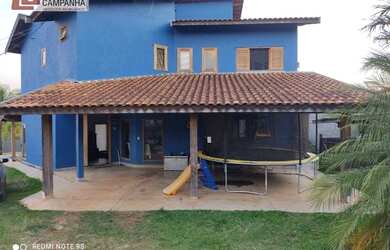 Imagem: A casa possui 4 Dormitórios, 5 Banheiros, 2 Vagas na garagem