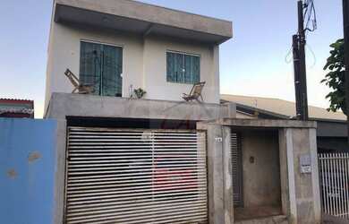 Imagem: A casa possui 3 Dormitórios, 3 Banheiros, 4 Vagas na garagem