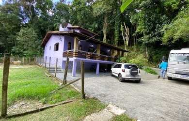 Imagem: A casa possui 3 Dormitórios, 2 Banheiros, 2 Vagas na garagem