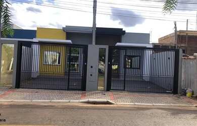 Imagem: A casa possui 2 Dormitórios, 1 Banheiro, 2 Vagas na garagem