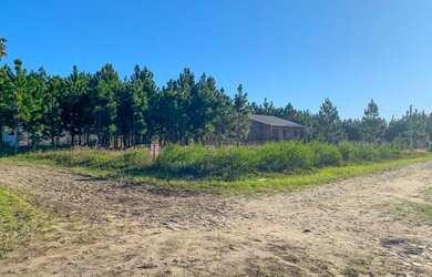 Imagem: O terreno possui 300m² de Área e está localizado em Balneário