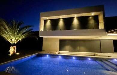 Imagem: A casa em condomínio possui 5 Dormitórios, 5 Banheiros, 1.050m²