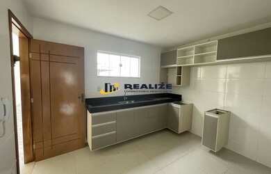 Imagem: A casa possui 3 Dormitórios, 3 Banheiros, 2 Vagas na garagem