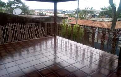 Imagem: A casa possui 3 Dormitórios, 2 Banheiros, 4 Vagas na garagem