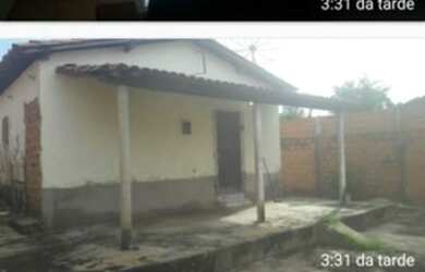 Imagem: A casa possui 2 Dormitórios, 1 Banheiro, 2 Vagas na garagem