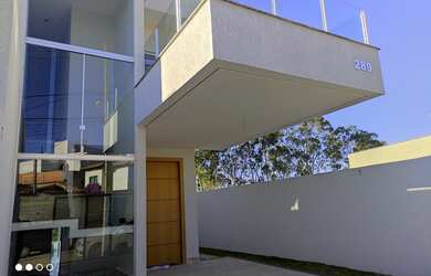 Imagem: A casa possui 3 Dormitórios, 3 Banheiros, 2 Vagas na garagem