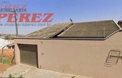 Imagem: A casa possui 3 Dormitórios, 2 Banheiros, 2 Vagas na garagem