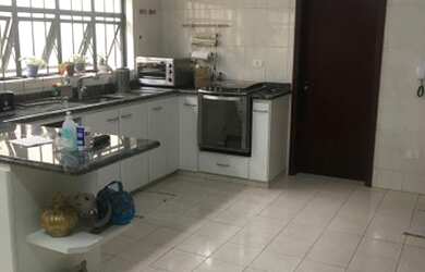 Imagem: A casa possui 3 Dormitórios, 3 Banheiros e 235m² de Área