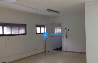 Imagem: O depósito possui 4 Vagas na garagem, 235m² de Área e está