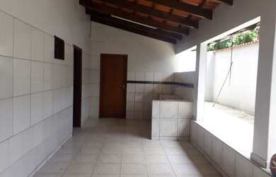 Imagem: A casa possui 2 Dormitórios, 1 Banheiro, 2 Vagas na garagem