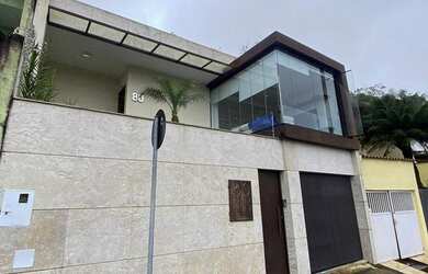 Imagem: A casa possui 3 Dormitórios, 2 Banheiros, 1 Vaga na garagem