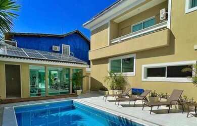 Imagem: A casa em condomínio possui 5 Dormitórios, 5 Banheiros, 900m²