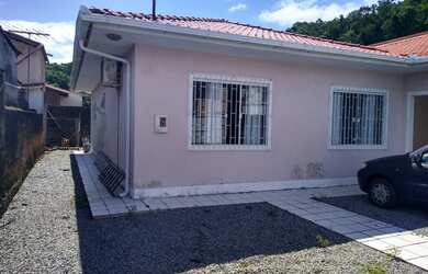 Imagem: A casa possui 3 Dormitórios, 1 Banheiro, 1 Vaga na garagem