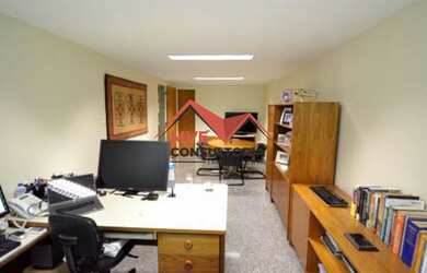 Imagem: O depósito possui 4 Vagas na garagem, 300m² de Área, Imóvel