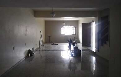 Imagem: A casa possui 4 Dormitórios, 3 Banheiros, 2 Vagas na garagem