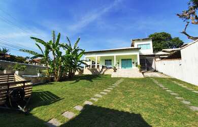 Imagem: A casa possui 3 Dormitórios, 2 Banheiros, 3 Vagas na garagem