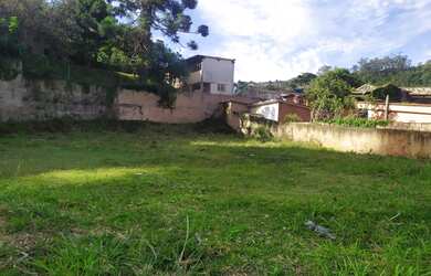 Imagem: O terreno possui 761m² de Área e está localizado em Corrêas