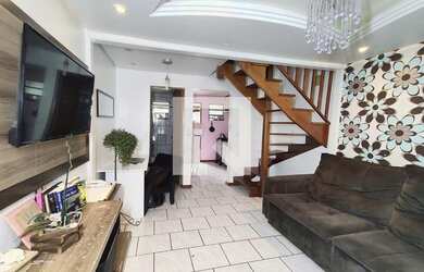 Imagem: A casa possui 2 Dormitórios, 1 Banheiro, 2 Vagas na garagem