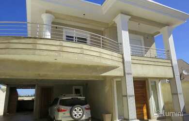 Imagem: A casa possui 4 Dormitórios, 4 Banheiros, 2 Vagas na garagem