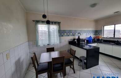 Imagem: A casa possui 3 Dormitórios, 5 Banheiros, 4 Vagas na garagem