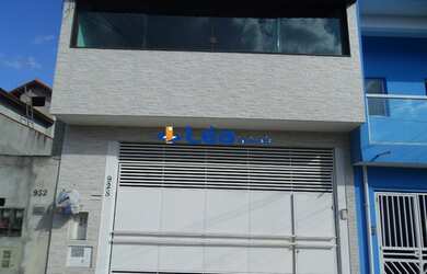 Imagem: A casa possui 3 Dormitórios, 1 Banheiro, 2 Vagas na garagem