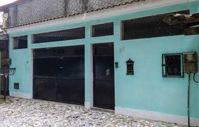 Imagem: A casa possui 4 Dormitórios, 2 Banheiros, 3 Vagas na garagem