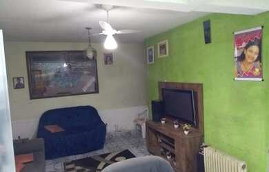 Imagem: A casa possui 3 Dormitórios, 2 Banheiros, 3 Vagas na garagem