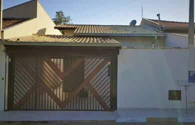 Imagem: A casa possui 3 Dormitórios, 3 Banheiros, 2 Vagas na garagem