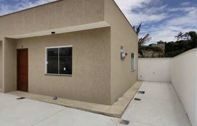 Imagem: A casa possui 1 Dormitório, 1 Banheiro, 1 Vaga na garagem