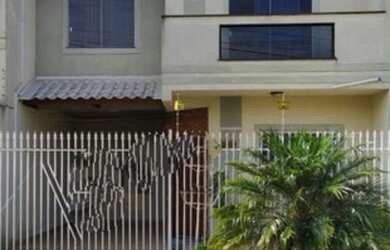 Imagem: A casa possui 3 Dormitórios, 2 Banheiros, 1 Vaga na garagem