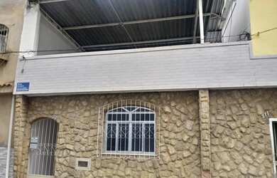 Imagem: A casa possui 4 Dormitórios, 3 Banheiros, 180m² de Área e