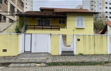 Imagem: A casa possui 4 Dormitórios, 3 Banheiros, 1 Vaga na garagem