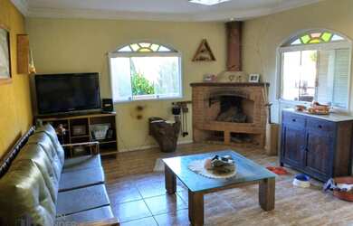 Imagem: A casa em condomínio possui 5 Dormitórios, 4 Banheiros, 3